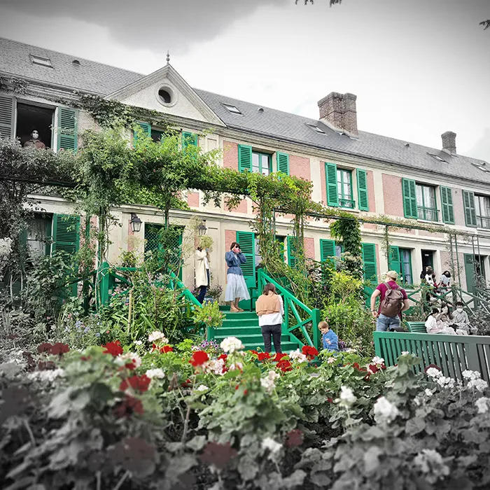 Touriste devant la maison de Claude Monet Giverny